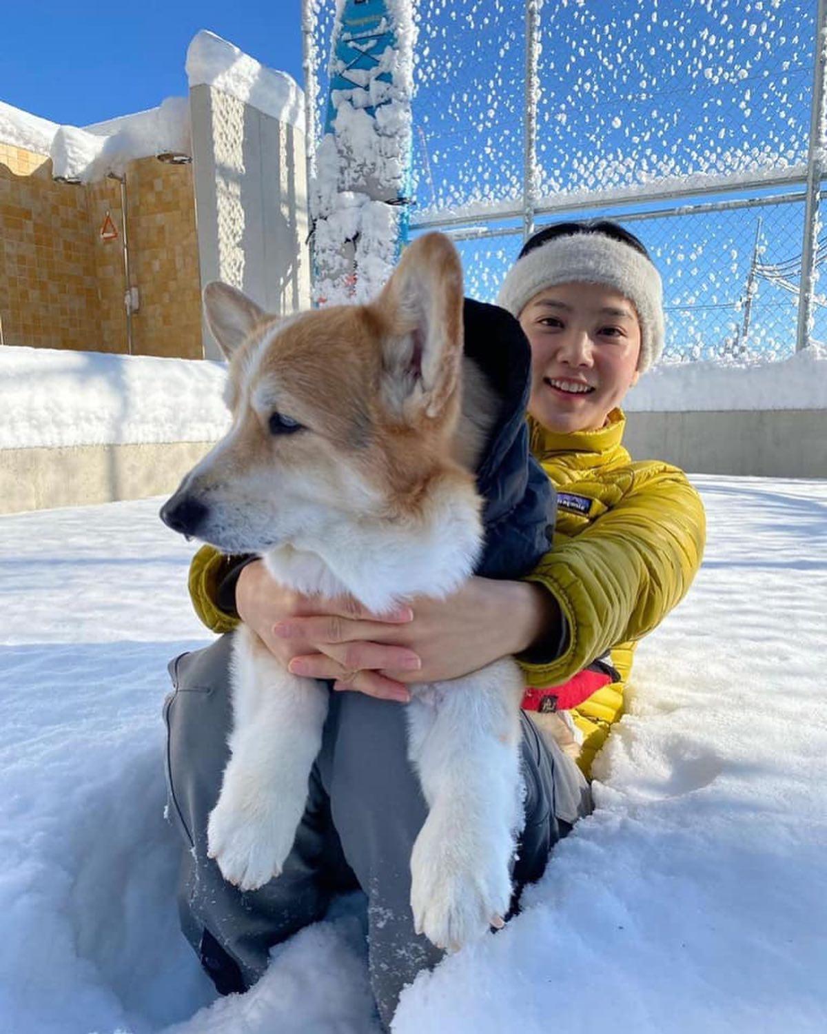 윤승아 수수 데일리룩🤎🤍 이미지3