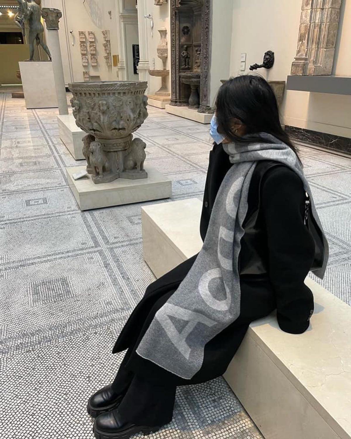 목도리에 파묻히기🧣🖤 이미지3