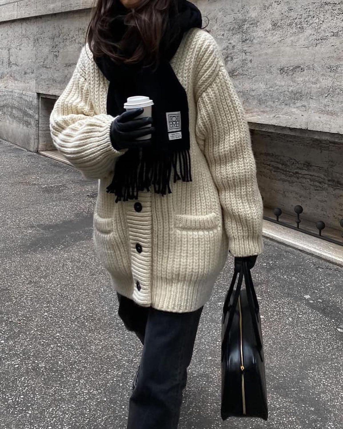 목도리에 파묻히기🧣🖤 이미지4