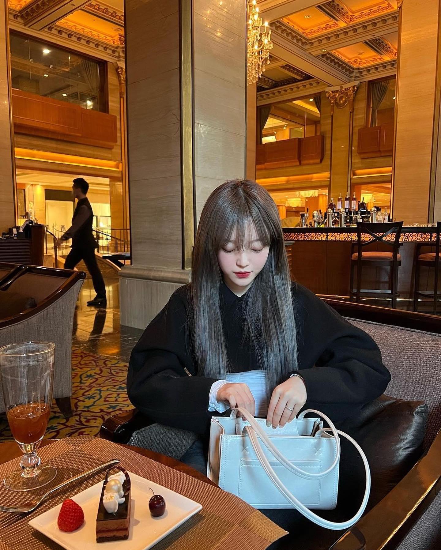 데일리 숄더백룩👜💚이런 @느낌 이미지6