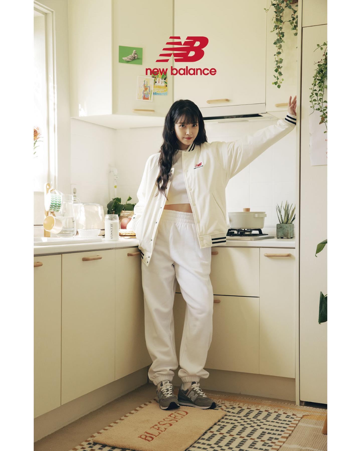 새해도 러블리💖🤍뉴발 x 아이유 이미지