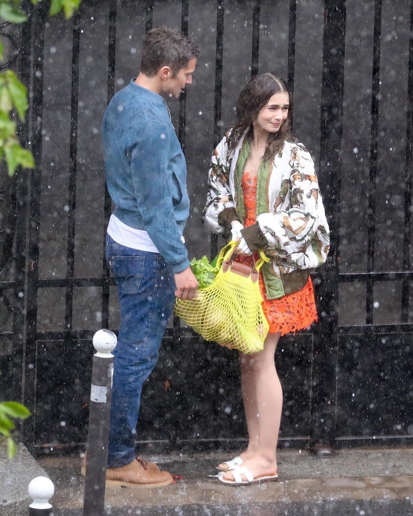 파리에 간 에밀리🇫🇷❤가방 센스!
릴리 콜린스의 롱샴 이니셜백 & 그물백👜📸@예뻐 #광고 이미지2