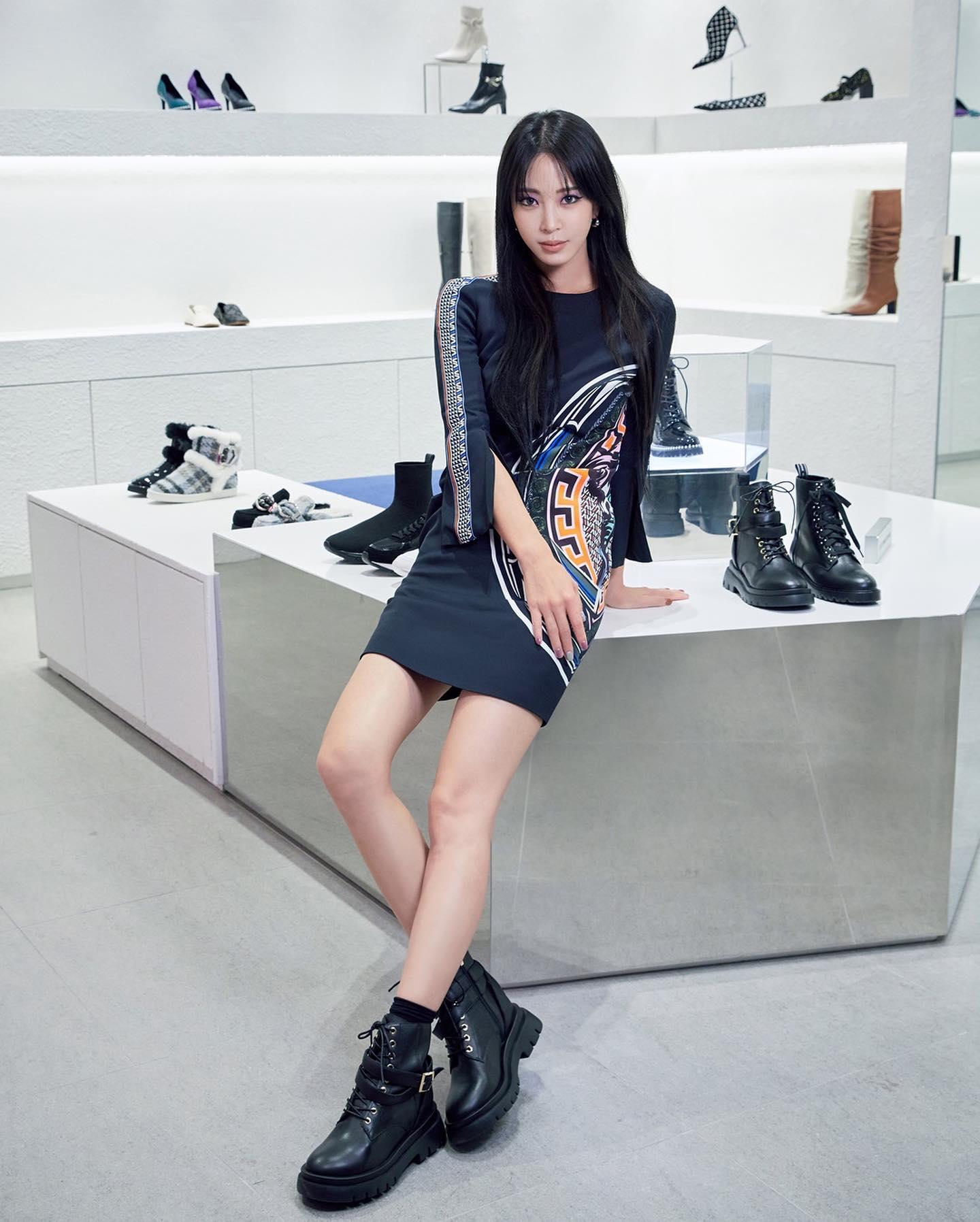 슈콤마보니 뮤즈❤️🖤@예슬언니
크리스마스 슈즈 쇼핑가이드🎁🎄컴뱃부츠 참고해! #광고 이미지6