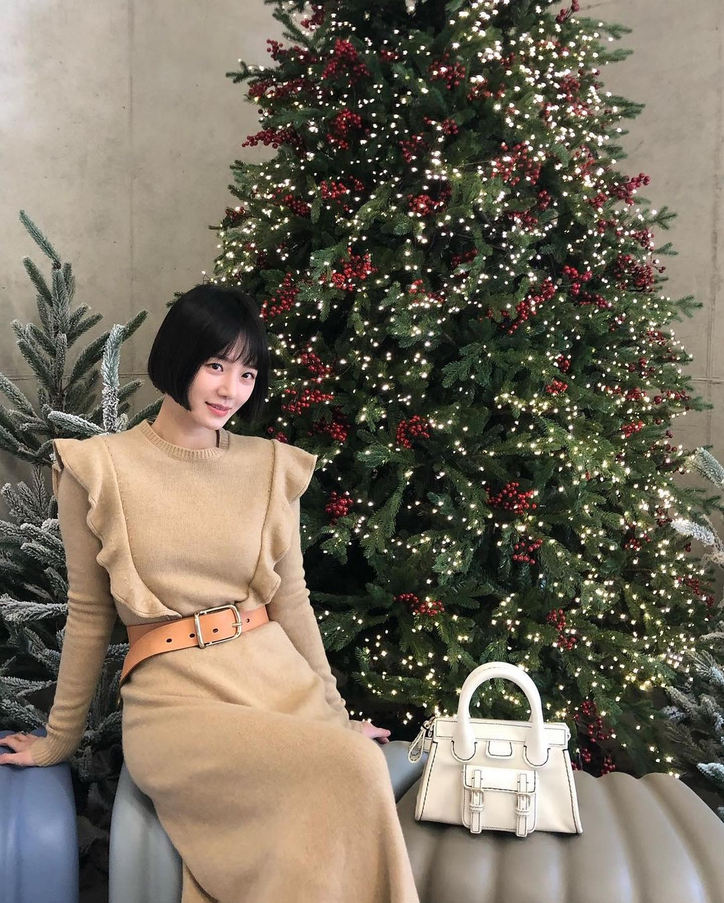 연말 예쁜 토트백🤎🤍@챙겨놓기
끌로에 이디스백 + 겨울룩 👜🎅🏼 언니들 코디🎄 #광고 이미지