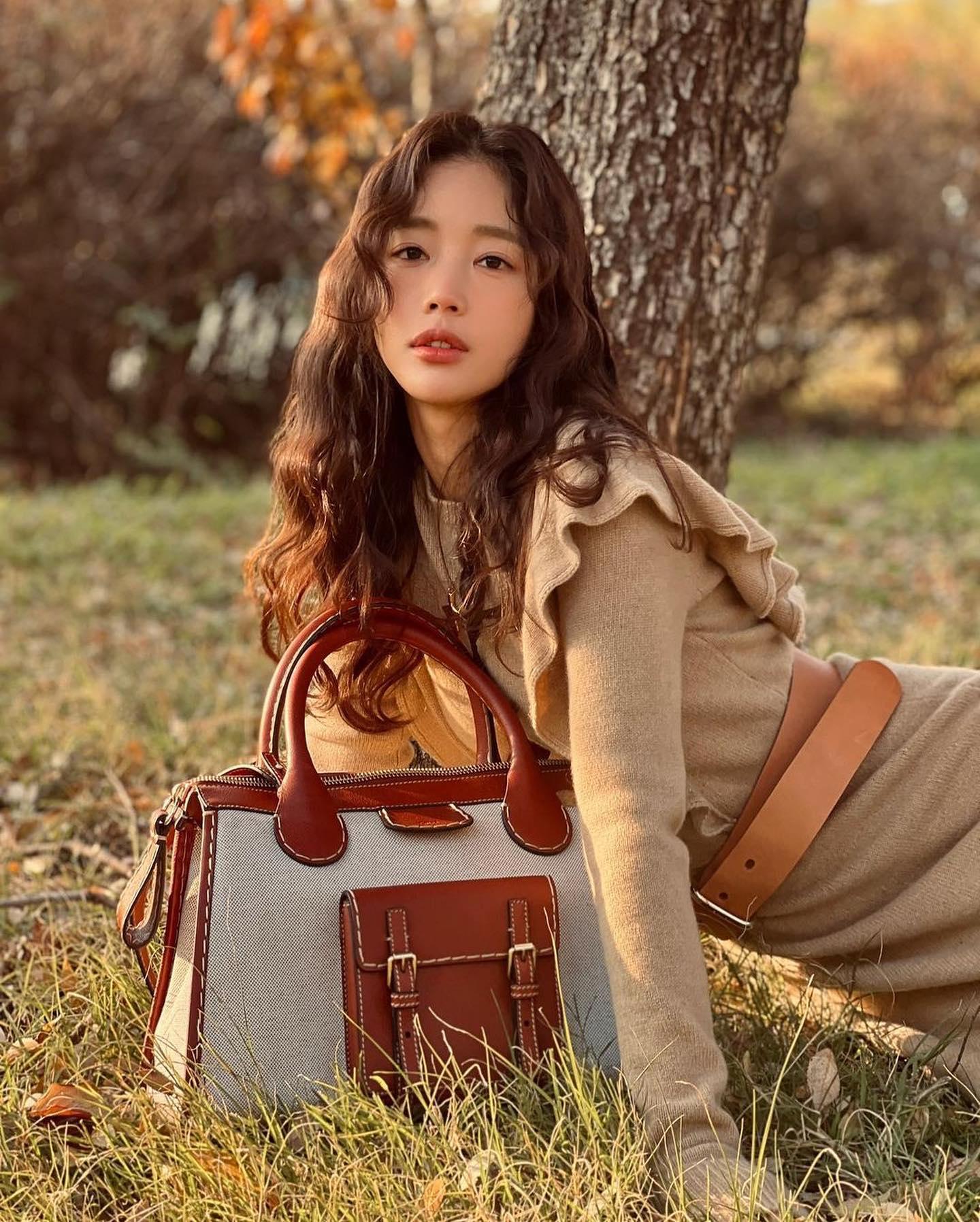 연말 예쁜 토트백🤎🤍@챙겨놓기
끌로에 이디스백 + 겨울룩 👜🎅🏼 언니들 코디🎄 #광고 이미지5