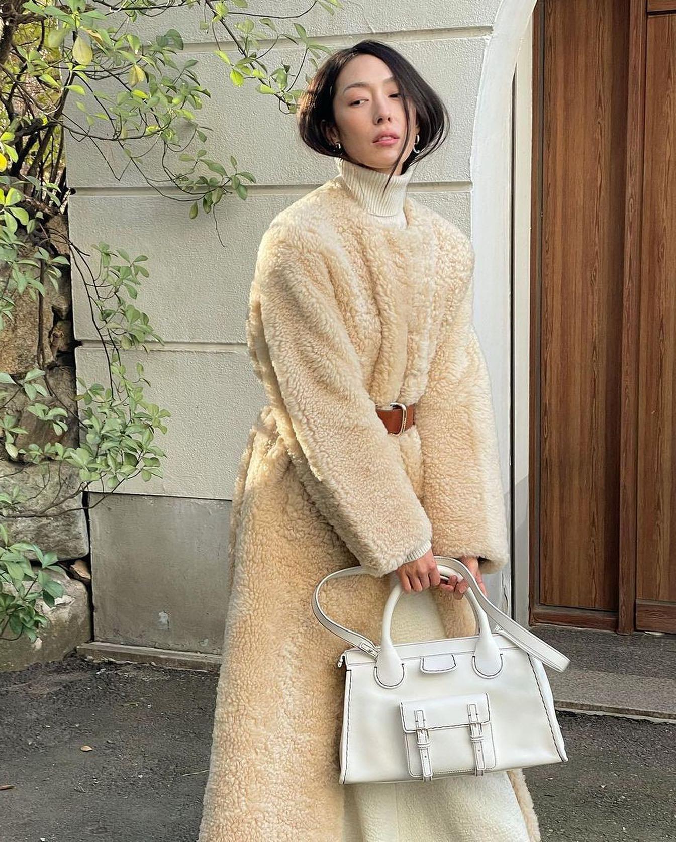 연말 예쁜 토트백🤎🤍@챙겨놓기
끌로에 이디스백 + 겨울룩 👜🎅🏼 언니들 코디🎄 #광고 이미지6