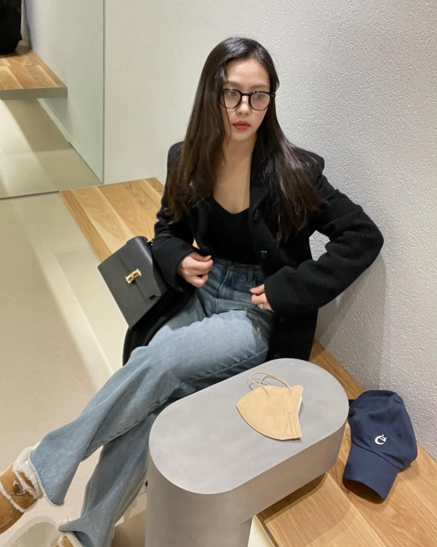 블랙 가방 코디법 @고민시🖤👜 이미지