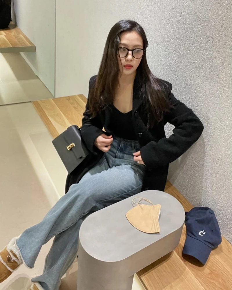 블랙 가방 코디법 @고민시🖤👜 이미지1