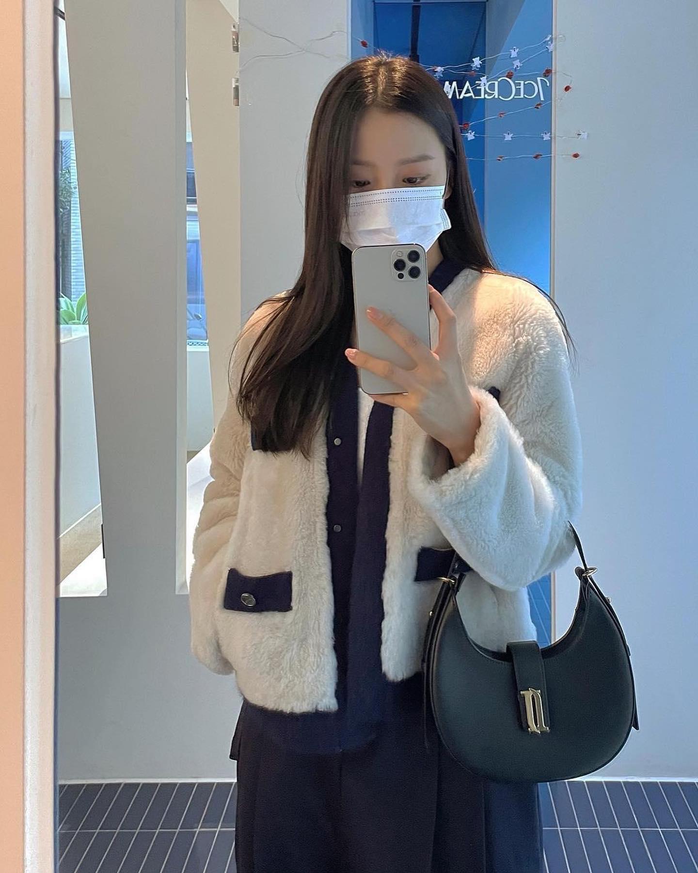 블랙 가방 코디법 @고민시🖤👜 이미지6