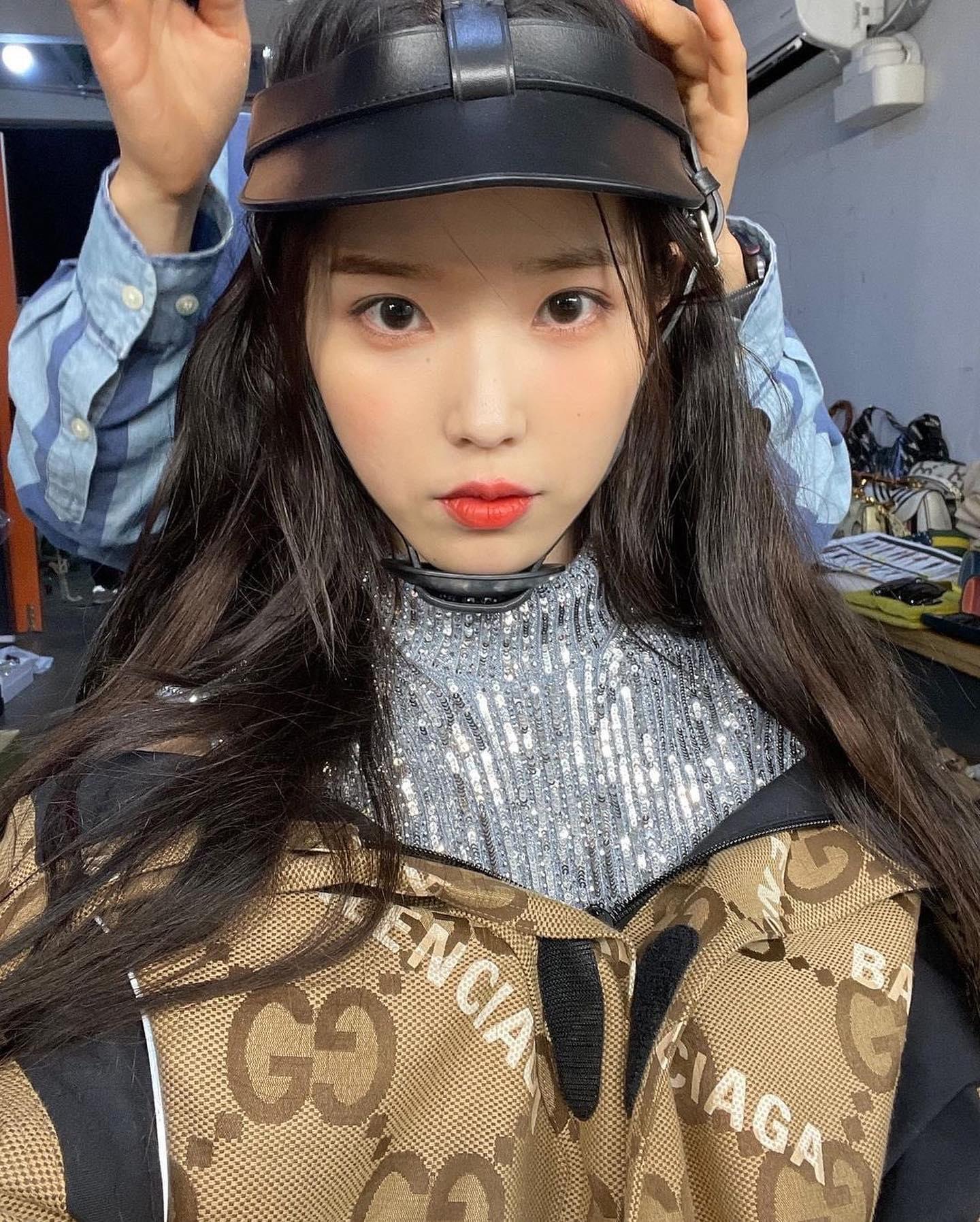 찰떡같은 아이유와 구찌 조합🤎🖤 이미지