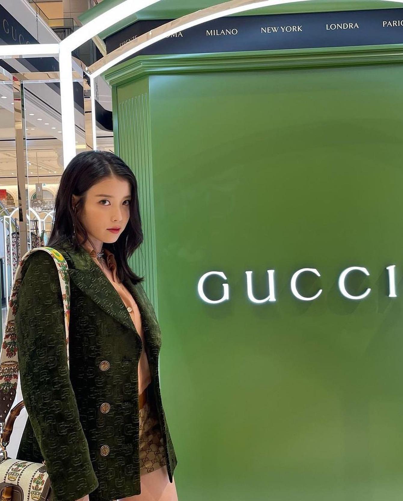 찰떡같은 아이유와 구찌 조합🤎🖤 이미지2