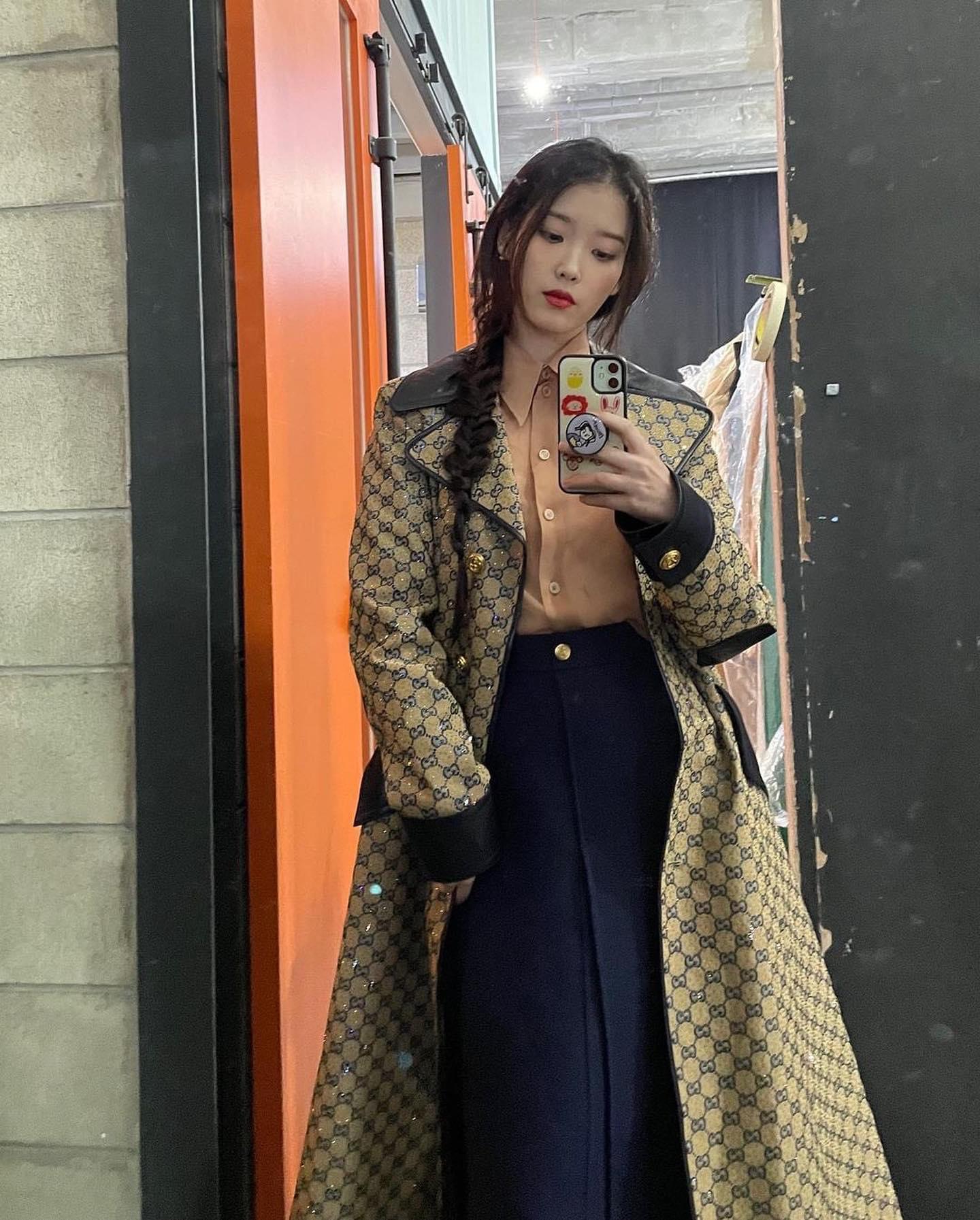 찰떡같은 아이유와 구찌 조합🤎🖤 이미지3