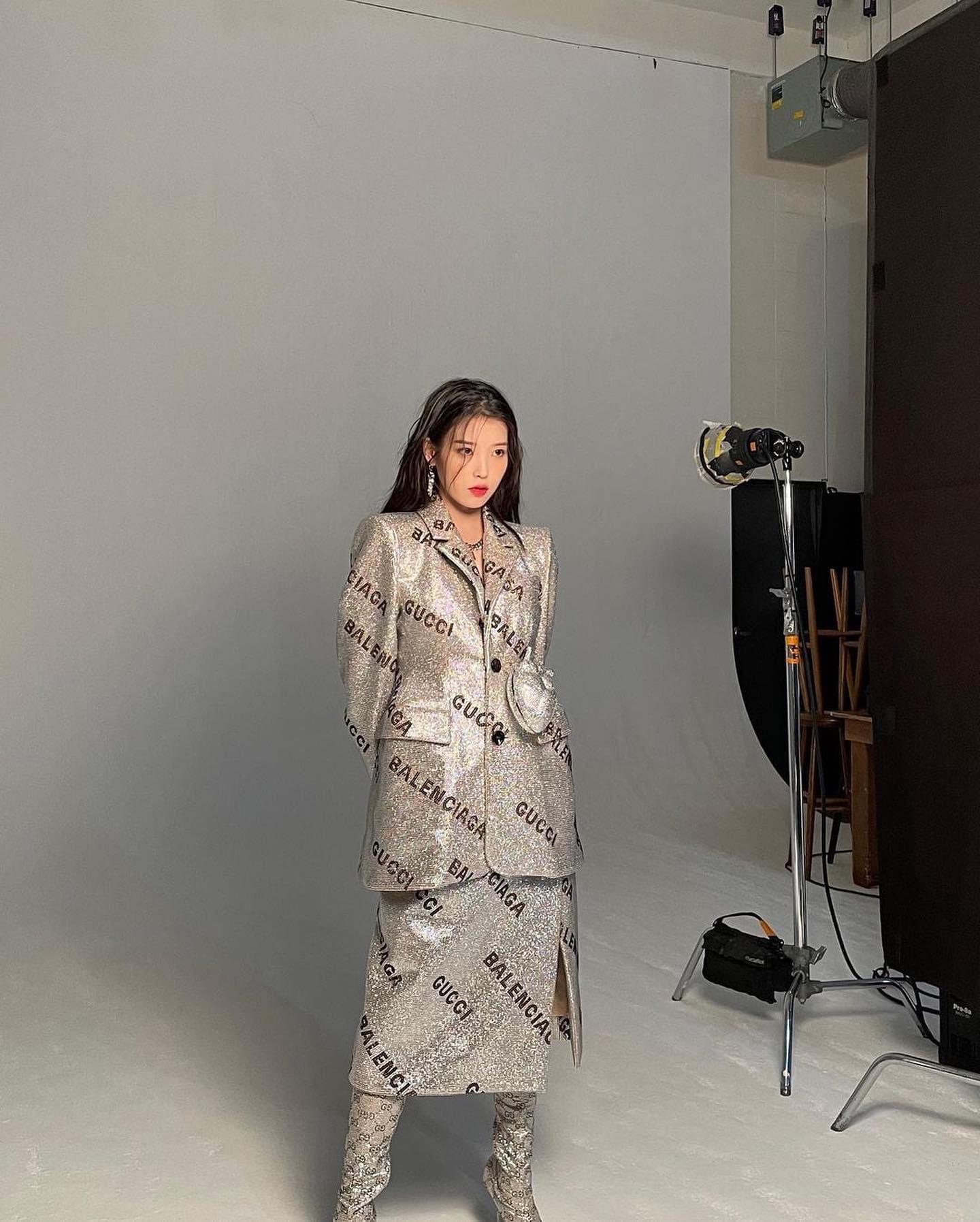 찰떡같은 아이유와 구찌 조합🤎🖤 이미지4