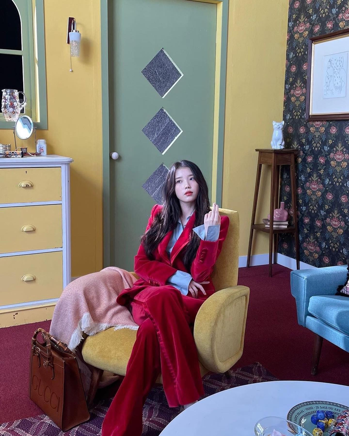 찰떡같은 아이유와 구찌 조합🤎🖤 이미지8