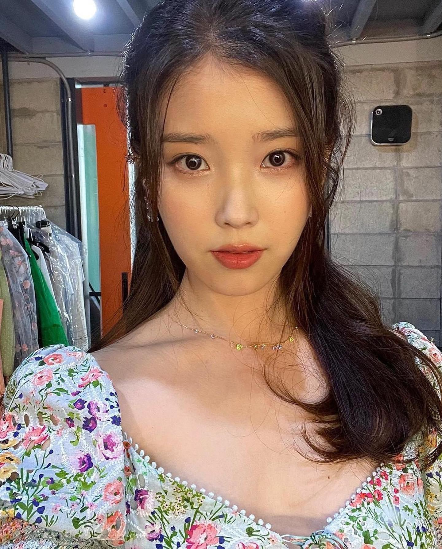 찰떡같은 아이유와 구찌 조합🤎🖤 이미지9