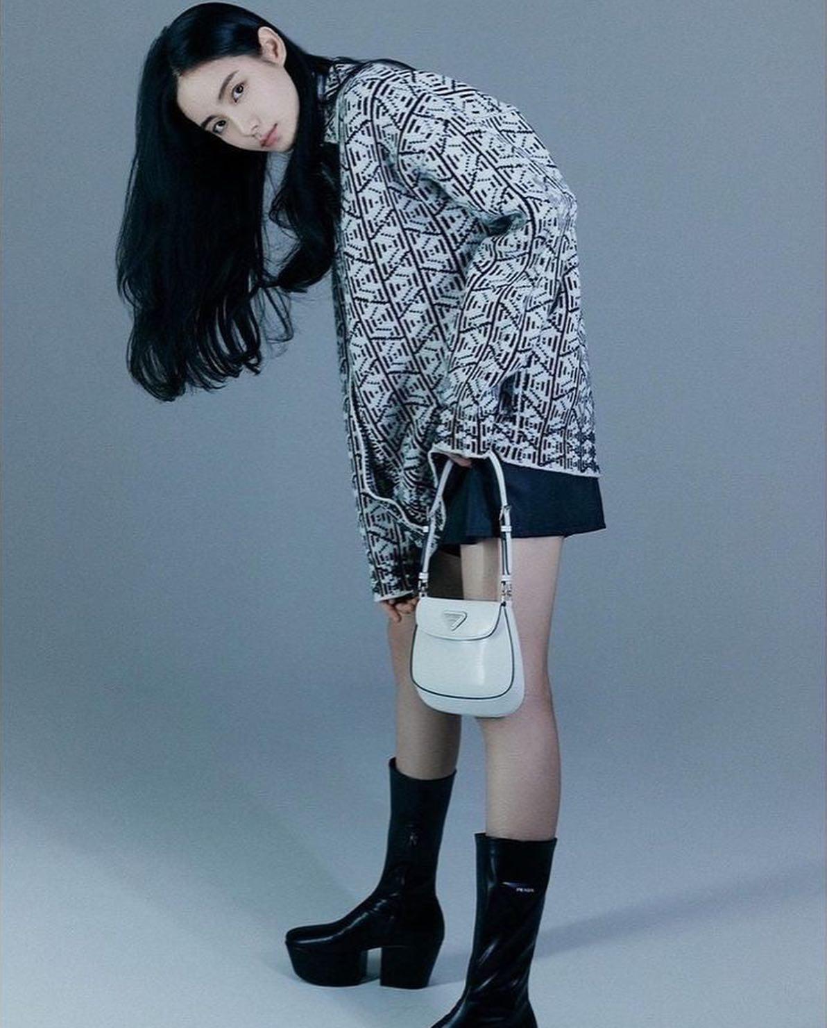 옷이 얼굴빨 받는 홍수주🤍🖤 이미지