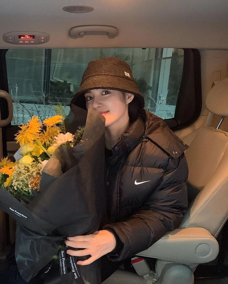 옷이 얼굴빨 받는 홍수주🤍🖤 이미지2