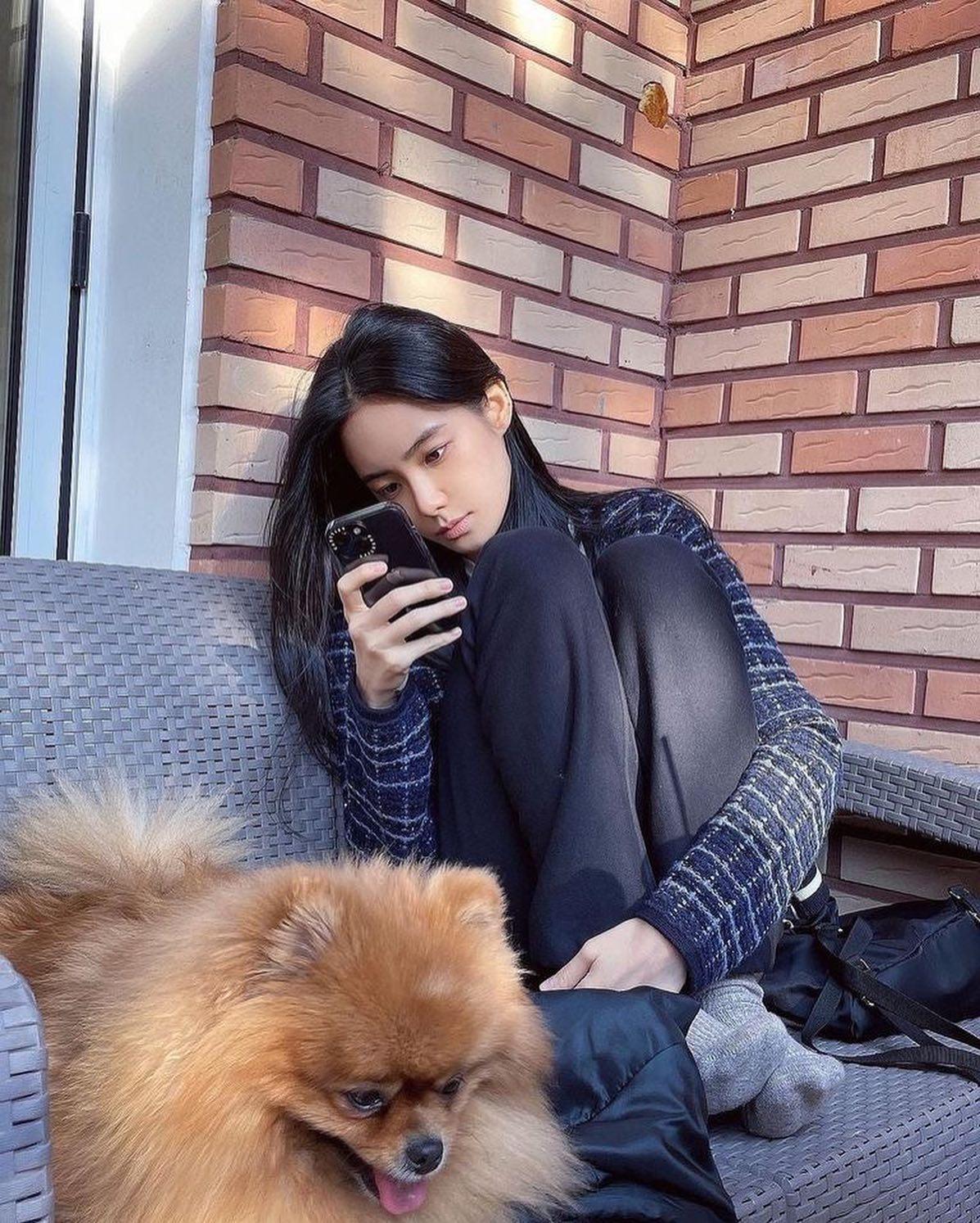 옷이 얼굴빨 받는 홍수주🤍🖤 이미지3