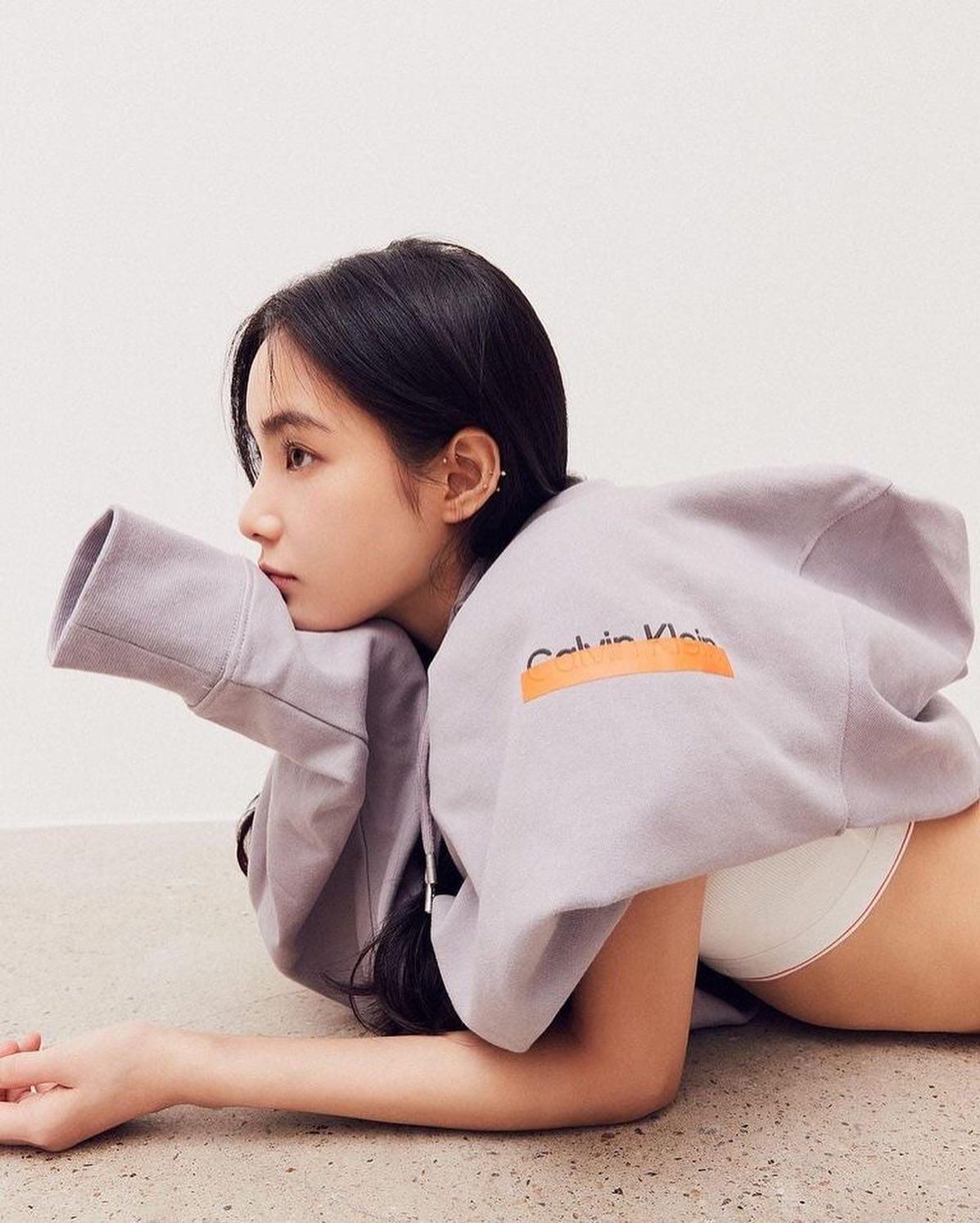 옷이 얼굴빨 받는 홍수주🤍🖤 이미지4