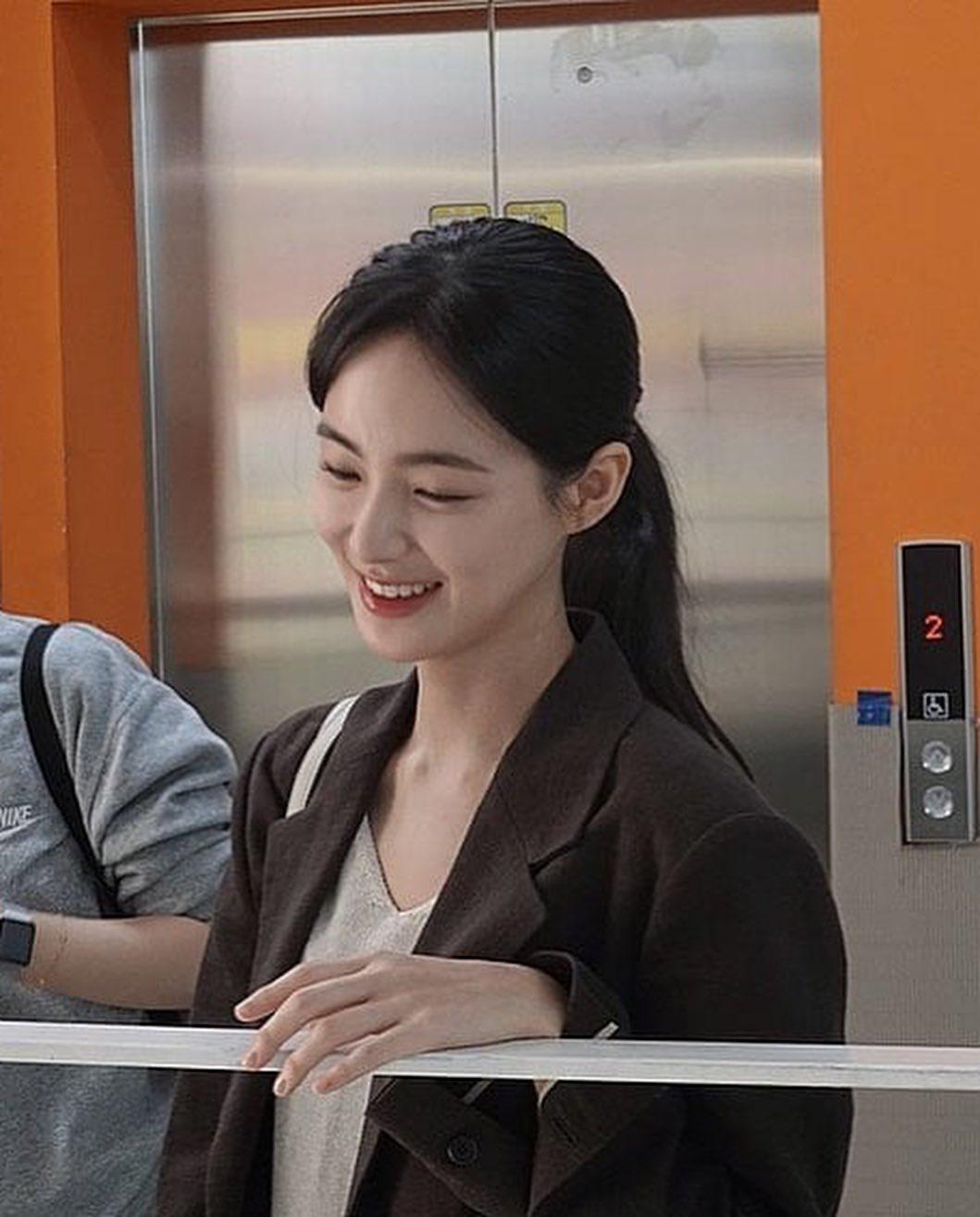 옷이 얼굴빨 받는 홍수주🤍🖤 이미지8