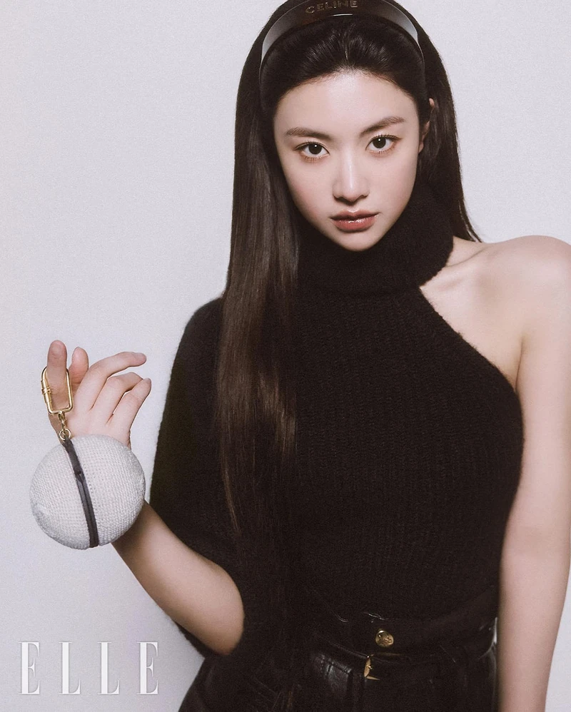 함께 해볼래🎄❤️고윤정 홀리데이
셀린느 연말룩🖤💛@참고해놔 #광고 이미지2