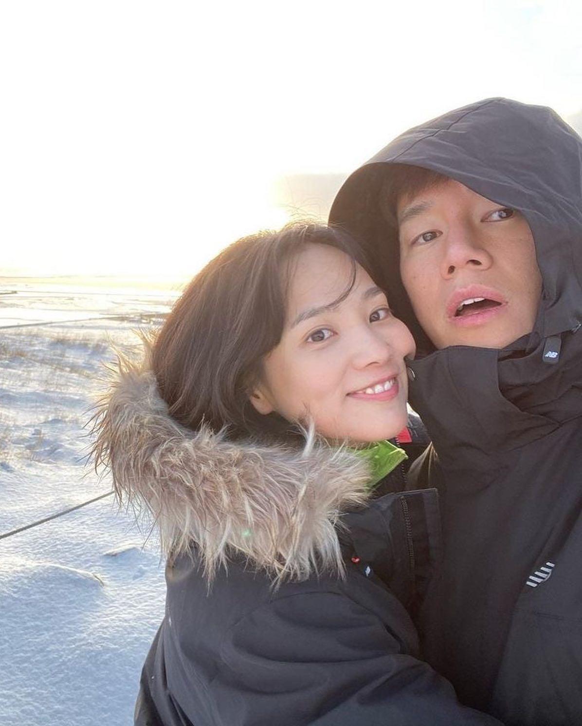 미소유발 윤승아 김무열 부부👩❤️💋👨 이미지