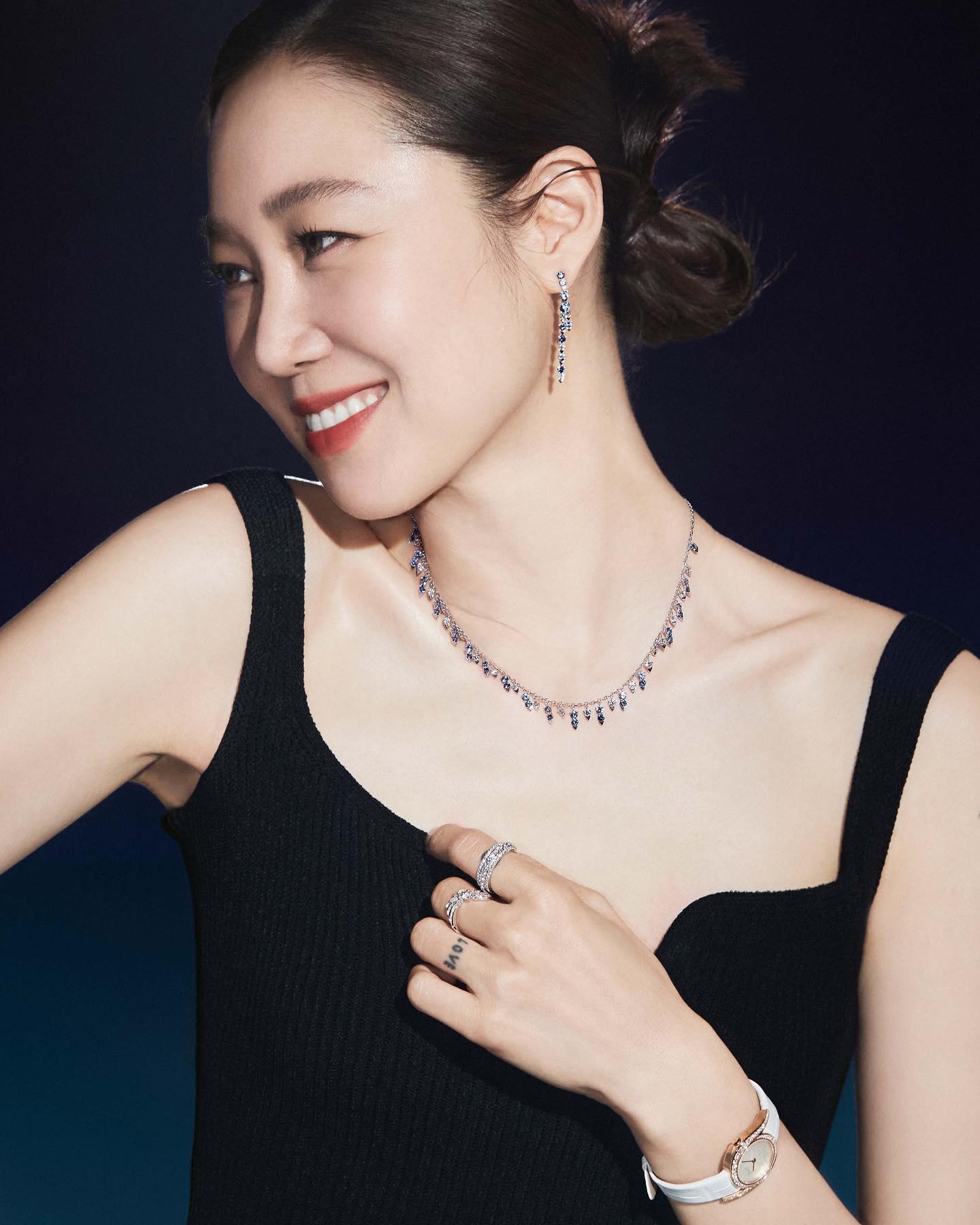 우아 공블리🖤💛피아제 x 공효진 
홀리데이 예쁜 주얼리 비주얼🎄❤️‍🔥@연말참고 #광고 이미지