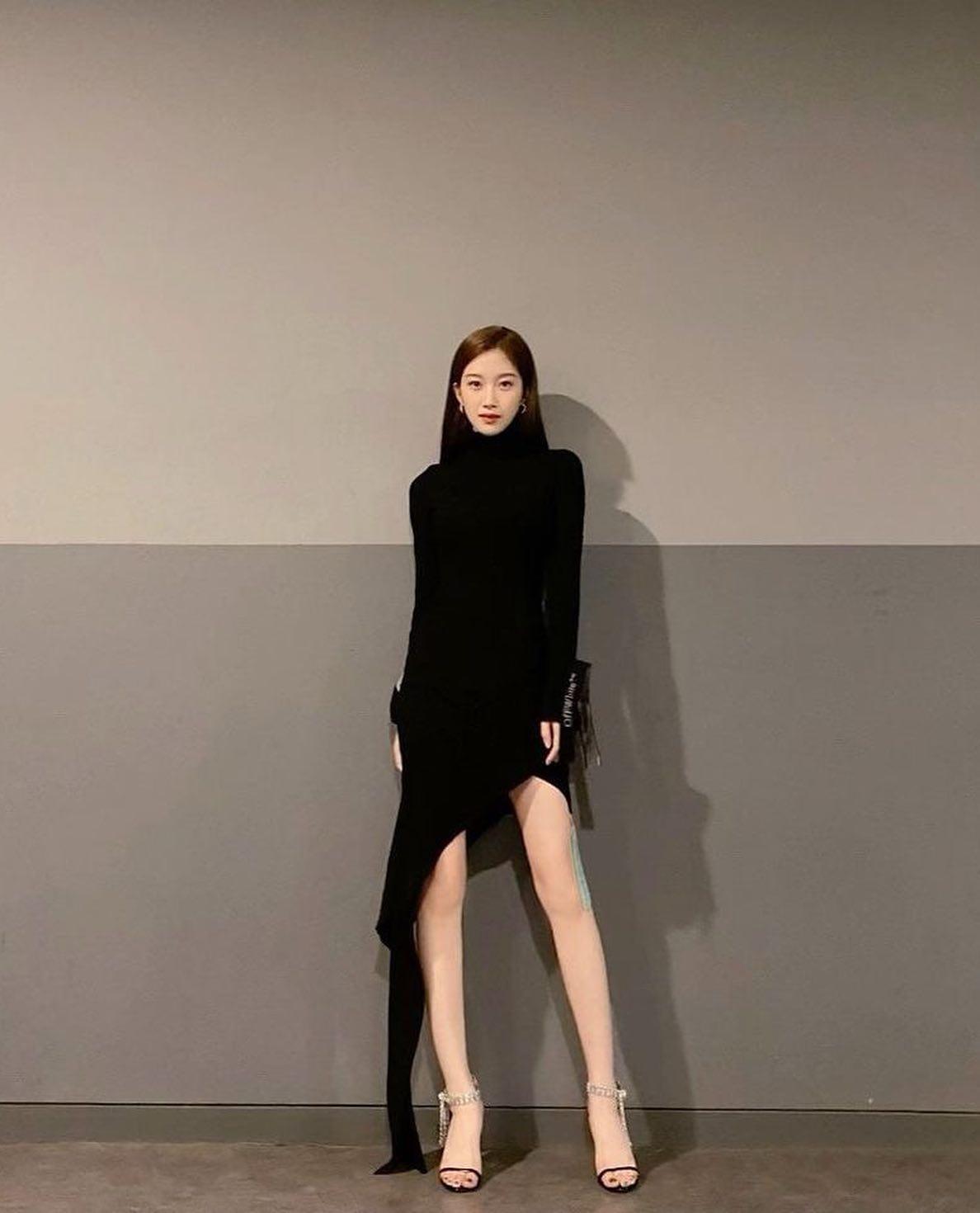 문가영의 고혹적인 코디무드❣️💙 이미지6