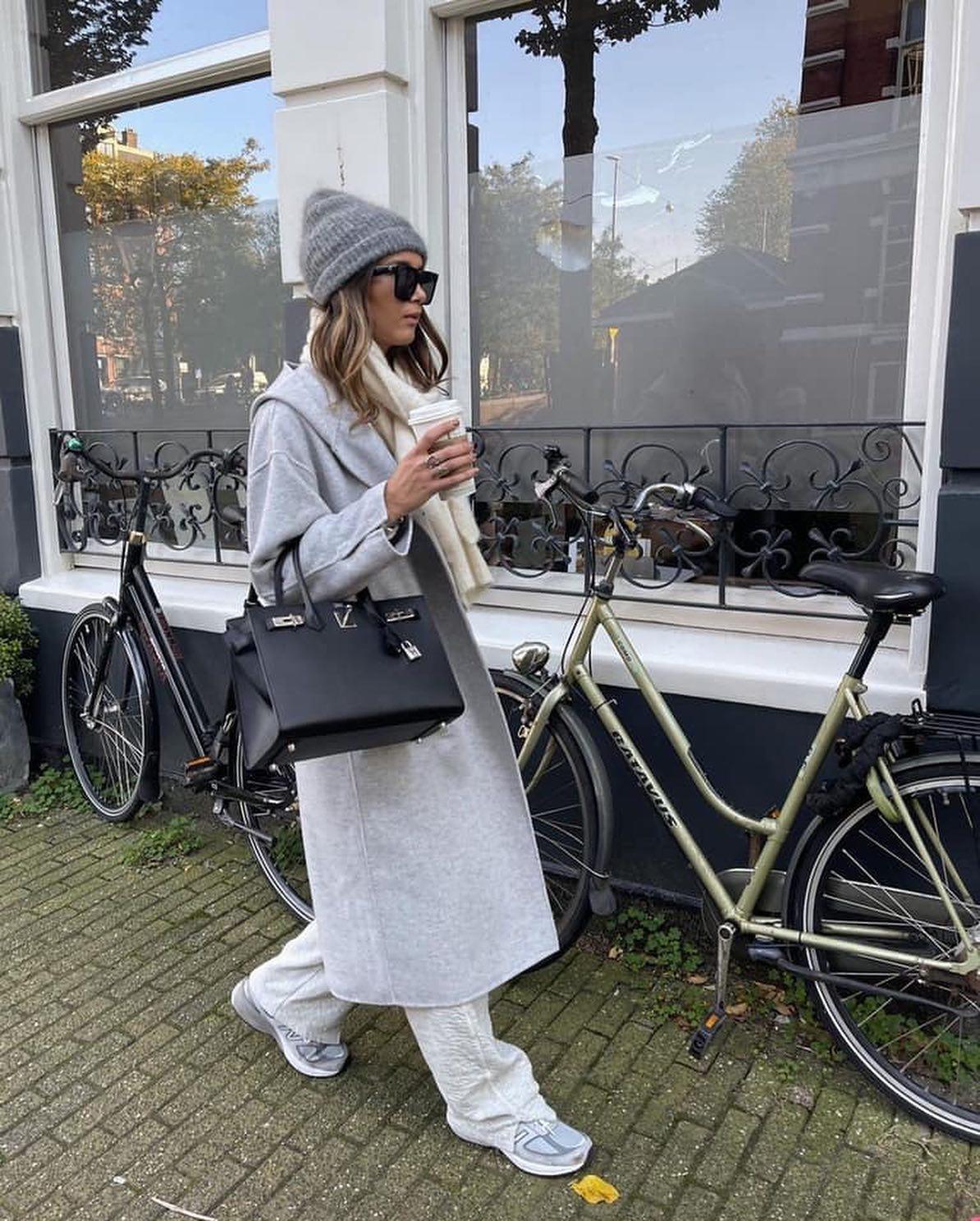 코트에 비니로 마무리😎🖤 이미지