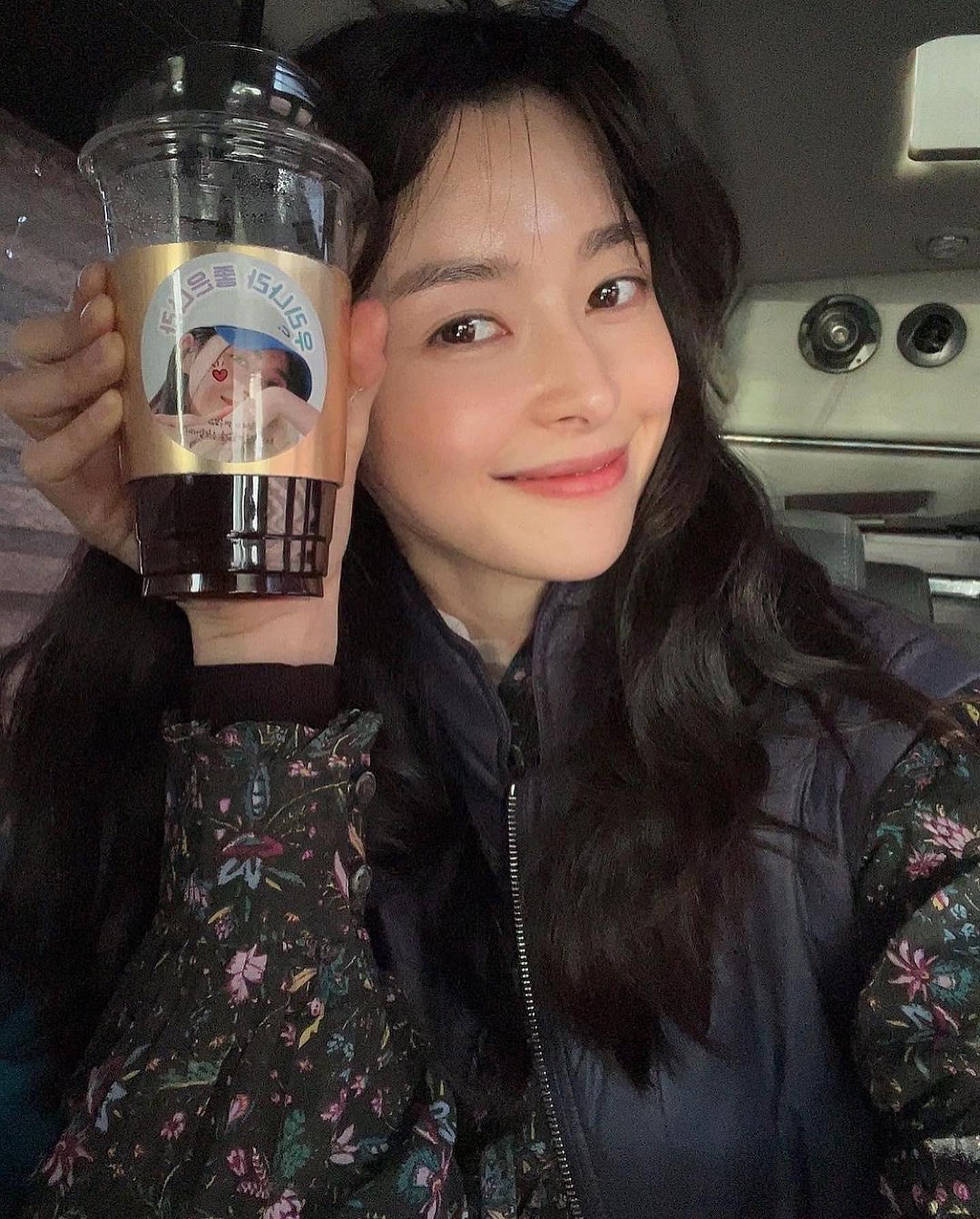 권나라의 고급 무드와 스타일링✨ 이미지3