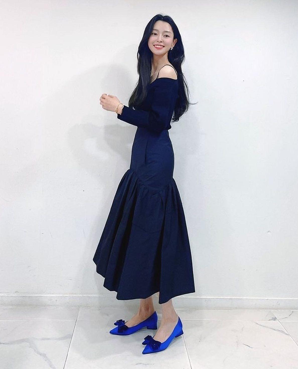 권나라의 고급 무드와 스타일링✨ 이미지4