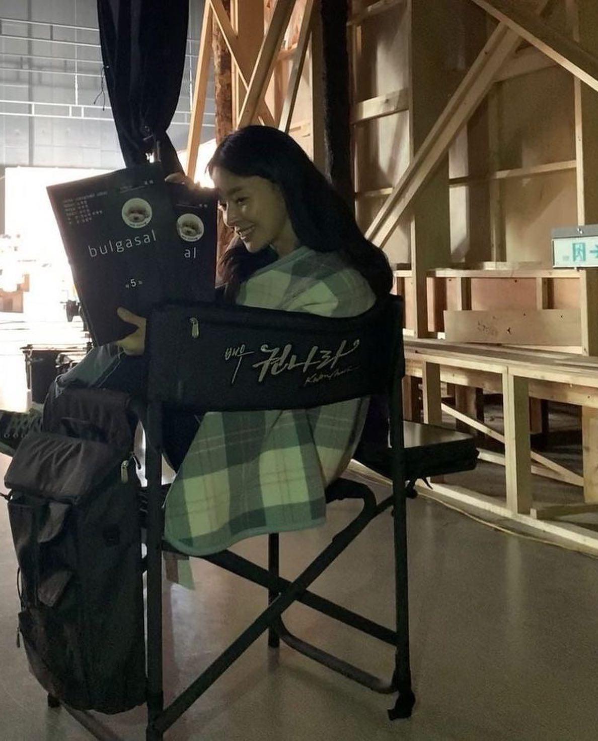 권나라의 고급 무드와 스타일링✨ 이미지6