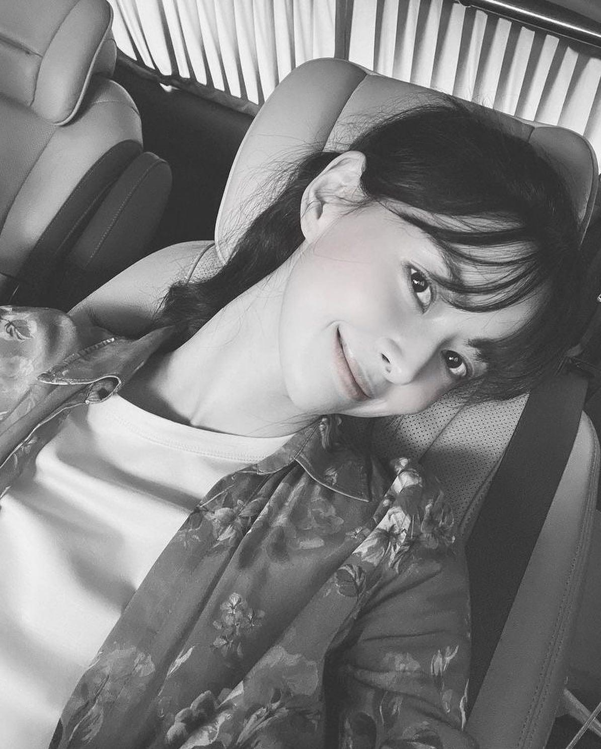 권나라의 고급 무드와 스타일링✨ 이미지7