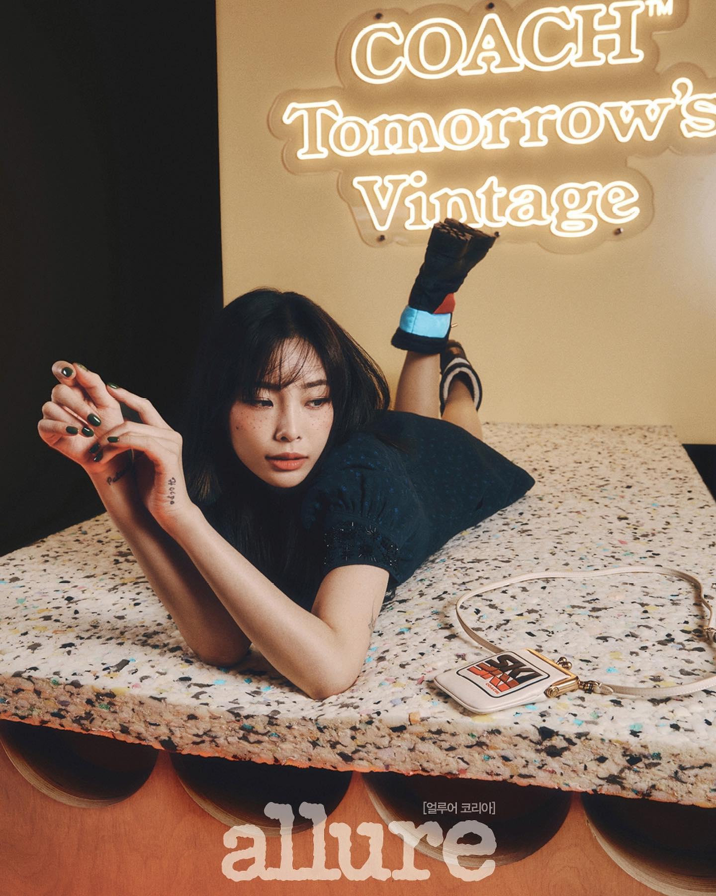뮤지션 헤이즈 x 코치 로그백🤎❤️ 이미지4