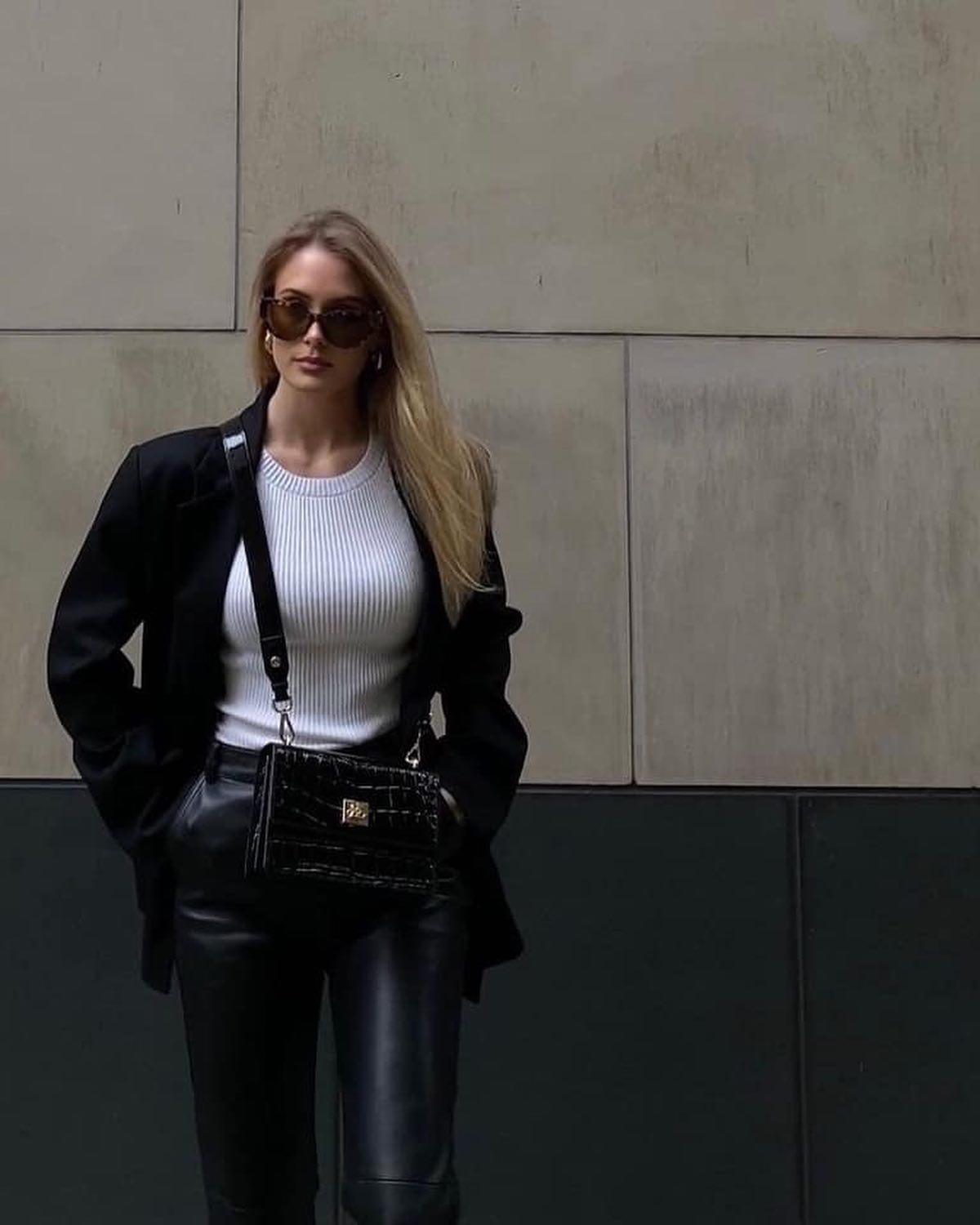 선글라스는 지금 끼는거야😎🖤 이미지3