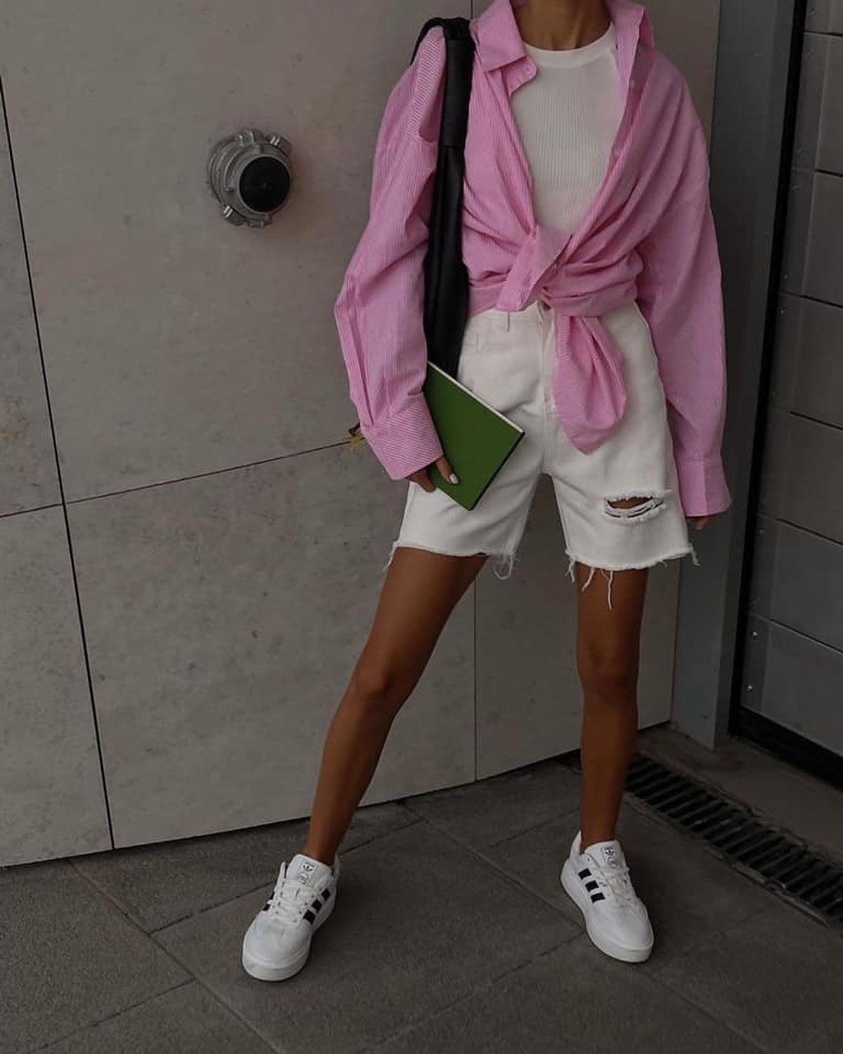 화이트 숏팬츠로 깔끔한 룩🤍💖 이미지