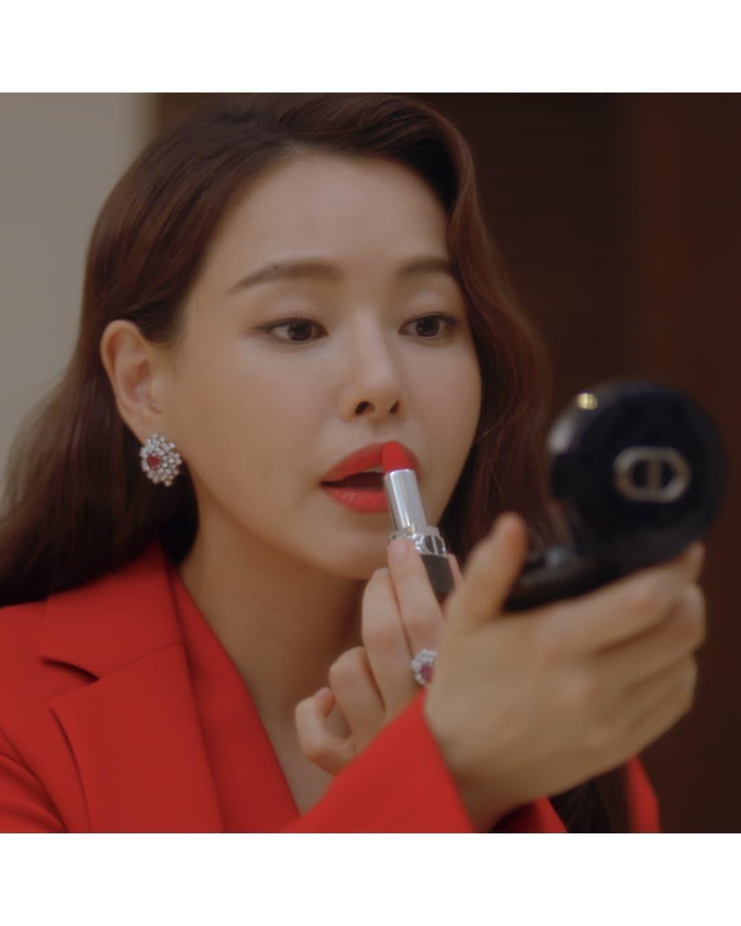 매혹적인 이하늬❤가을 메이크업
디올뷰티로 완성한 고급 결광 피부&레드립💄 #광고 #디올뷰티 이미지
