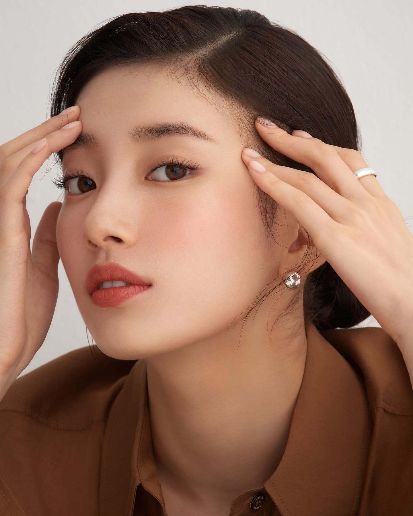 보자마자 반하는🤎❤️국민 첫사랑
우아하고 성숙한 수지 x 랑콤💄가을 뷰티 화보 #광고 #랑콤 이미지3