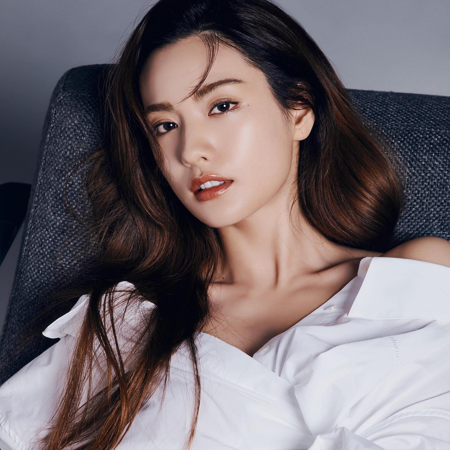 가을 예쁨 ❤️ 나나 x 랑콤
깨끗하고 화사한 피부톤에 볼드한 레드 립스틱💄💋#광고 #랑콤 이미지2