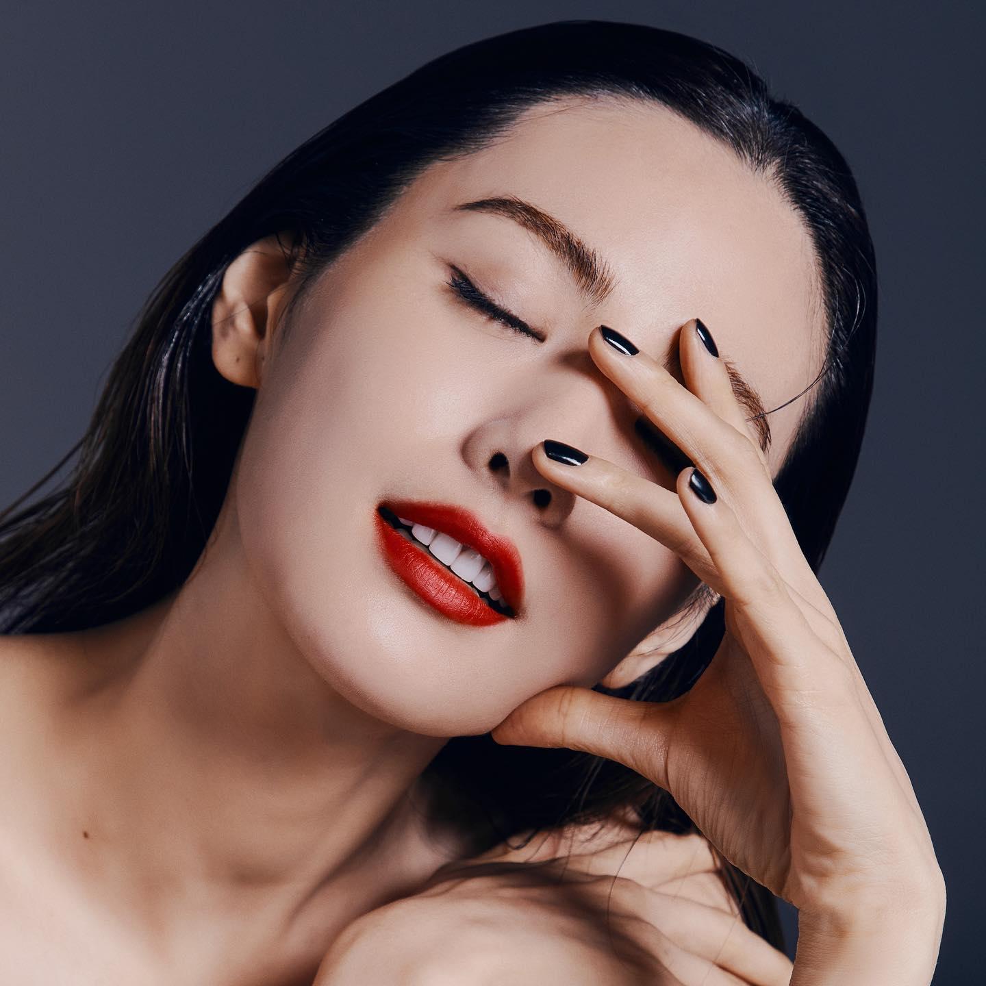 가을 예쁨 ❤️ 나나 x 랑콤
깨끗하고 화사한 피부톤에 볼드한 레드 립스틱💄💋#광고 #랑콤 이미지5