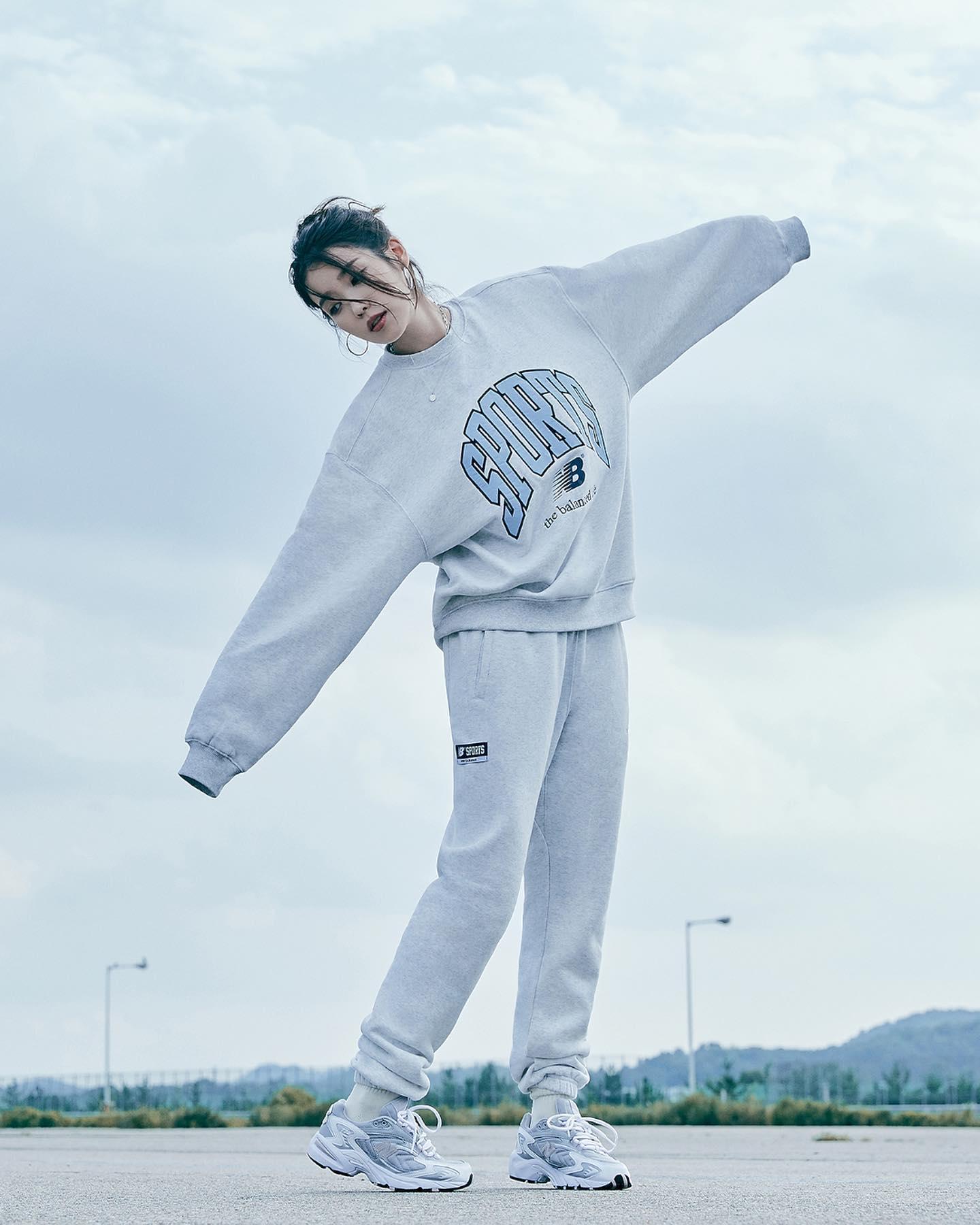 뉴발 x 아이유 셋업💙🤍@예쁘당 이미지5