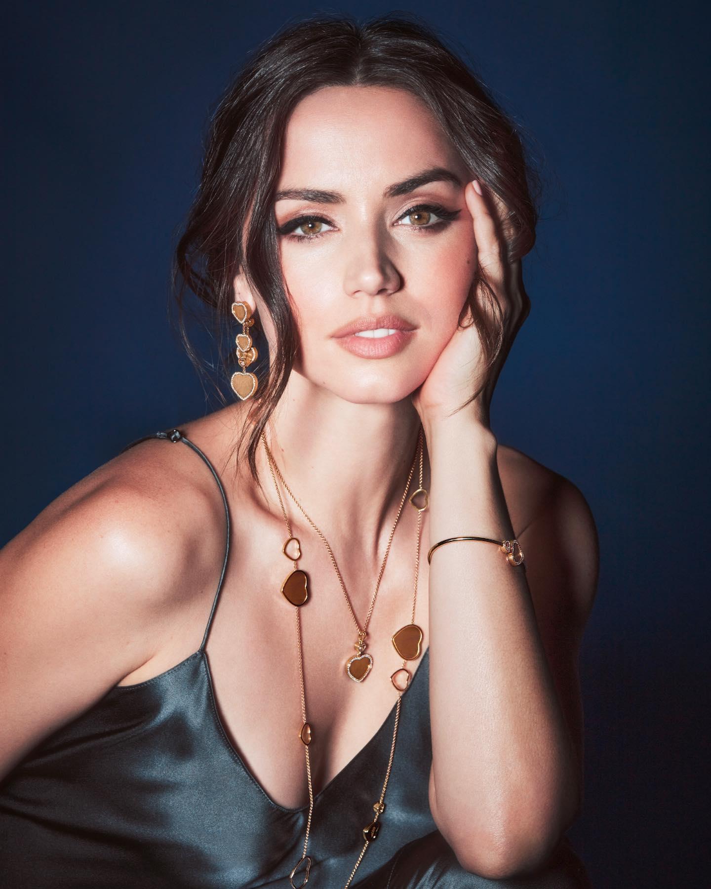 007 속 본드걸 x 쇼파드💋🖤
아나 디 아르마스 팜므파탈💎🔥하이 & 골든하트 주얼리 #광고 이미지9