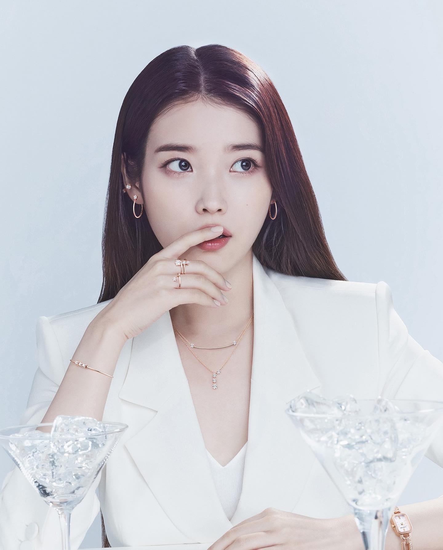아이유의 겨울 미리보기🤍🕊 제이에스티나 × 아이유 주얼리코디 @참고 #광고 이미지
