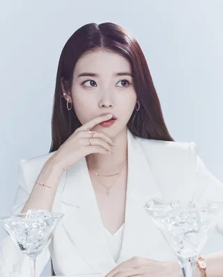 아이유의 겨울 미리보기🤍🕊 제이에스티나 × 아이유 주얼리코디 @참고 #광고 이미지