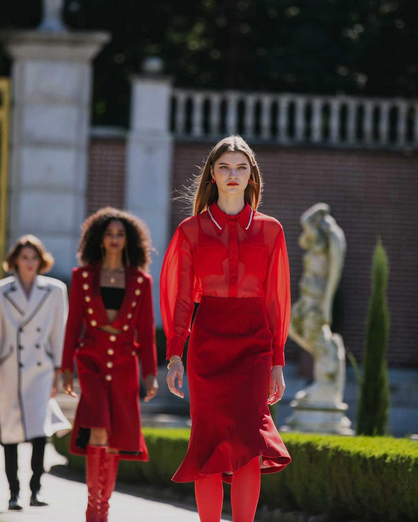 황영롱의 YL HWANG 런칭⛲️❤️
블핑, 수지, 김태희 등이 선택한 디자이너의 감각 21FW💎 #광고 이미지1