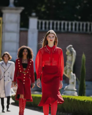 황영롱의 YL HWANG 런칭⛲️❤️
블핑, 수지, 김태희 등이 선택한 디자이너의 감각 21FW💎 #광고 이미지