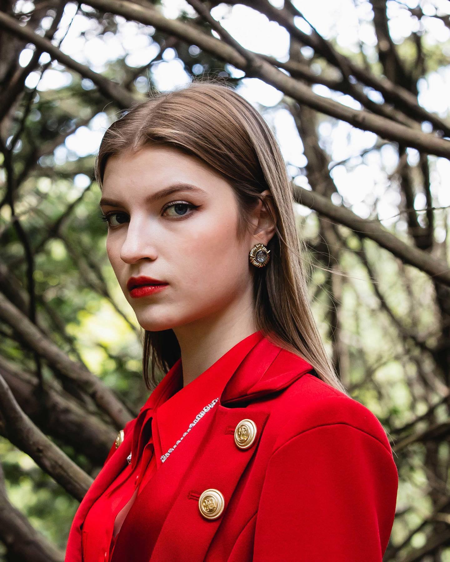 황영롱의 YL HWANG 런칭⛲️❤️
블핑, 수지, 김태희 등이 선택한 디자이너의 감각 21FW💎 #광고 이미지10