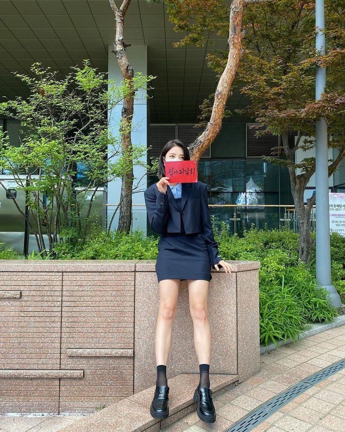 시원하게 뻗은 엄현경의 아웃핏💖 이미지2