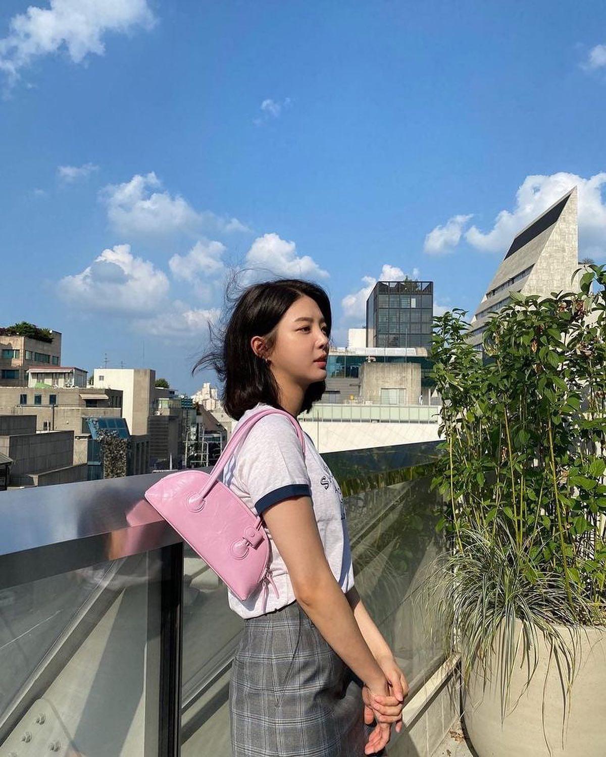 시원하게 뻗은 엄현경의 아웃핏💖 이미지3