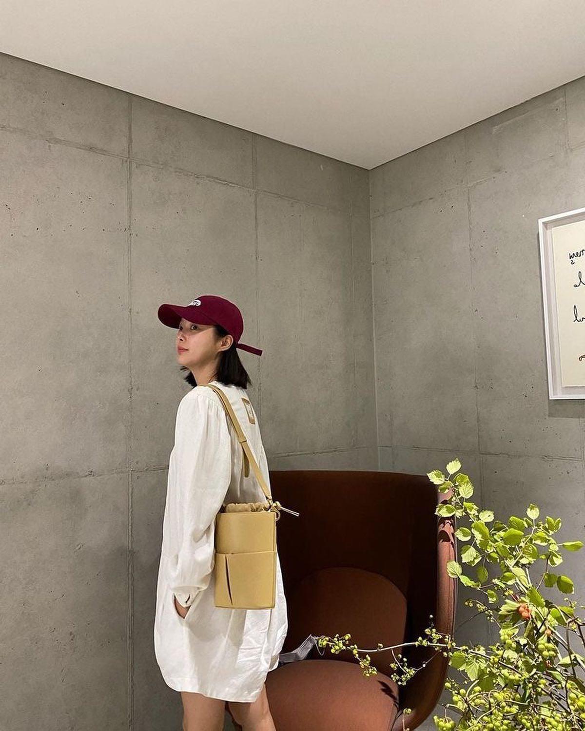 시원하게 뻗은 엄현경의 아웃핏💖 이미지5